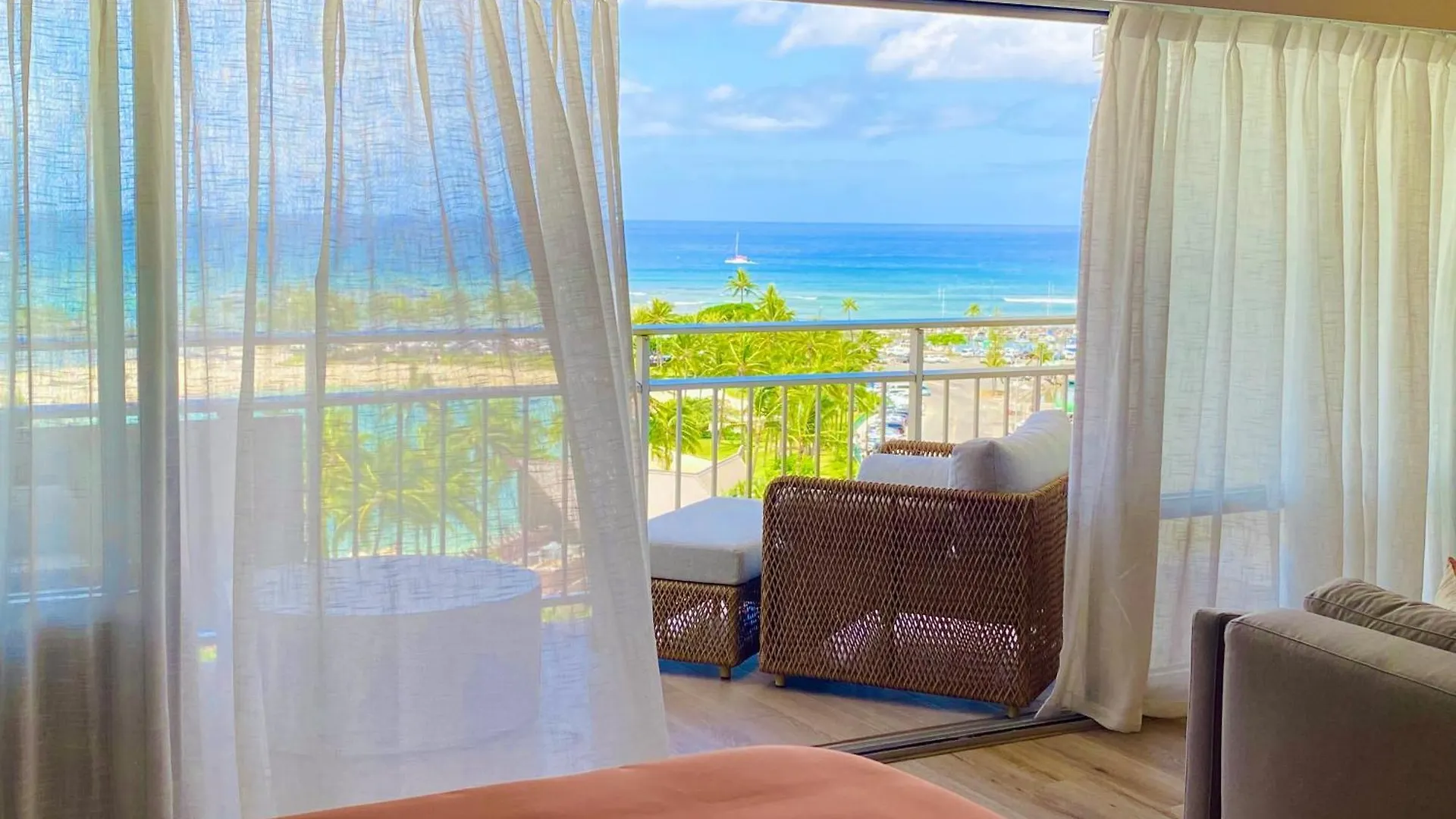 Апартаменты Panoramic Oceanview Resort - Full Kitchen In Each Room, 2 Swimming Pools, Onsite Restaurants, Fireworks Every Friday Гонолулу