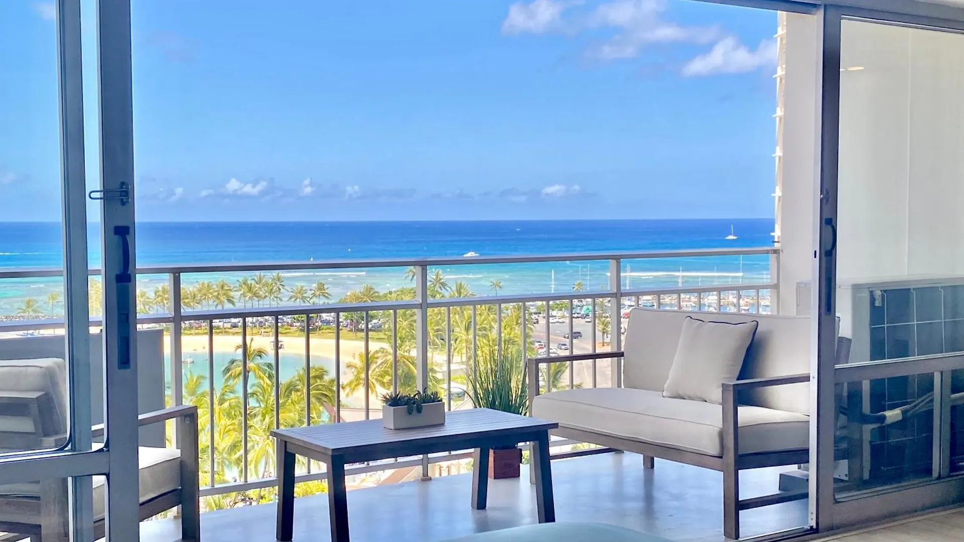 Panoramic Oceanview Resort - Full Kitchen In Each Room, 2 Swimming Pools, Onsite Restaurants, Fireworks Every Friday Honolulu 0*,  United States